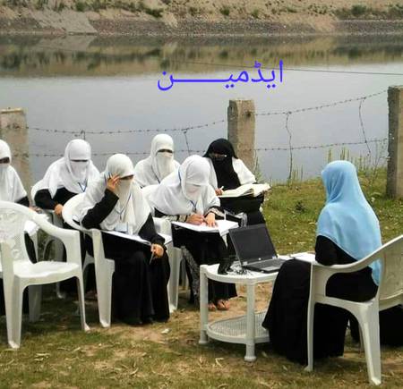 یٰۤاَیُّہَا النَّبِیُّ  قُلۡ  لِّاَزۡوَاجِکَ  وَ  بَنٰتِکَ وَ نِسَآءِ الۡمُؤۡمِنِیۡنَ یُدۡنِیۡنَ عَلَیۡہِنَّ مِنۡ جَلَابِیۡبِہِنَّ ؕ ذٰلِکَ اَدۡنٰۤی اَنۡ یُّعۡرَفۡنَ فَلَا  یُؤۡذَیۡنَ ؕ وَ کَانَ اللّٰہُ غَفُوۡرًا رَّحِیۡمًا ﴿۵۹﴾
اے نبی! اپنی بیویوں سے اور اپنی صاحبزادیوں سے اور مسلمانوں کی عورتوں سے کہہ دو کہ وہ اپنے اوپر اپنی چادریں لٹکا لیا  کریں ۔   اس سے بہت جلد ان کی شناخت ہو جایا کرے گی پھر نہ ستائی جائیں گی  اور اللہ تعالٰی بخشنے والا مہربان ہے ۔  
(الاحزاب:59)