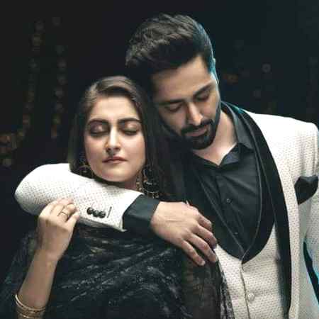 روک دی دہ جانان تلی راغلی شی,
نہ وی لا راغلے خبر کلی شی,
بل زائ بہ لگیاوی پہ گھینٹوگھینٹو,
مونگ سرہ چی کینی خانہ غلے شی
تاسو پہ ایمان اووائی زہ نہ وایم,
یارچی لگ موسکے شی سومرہ خکلے شی