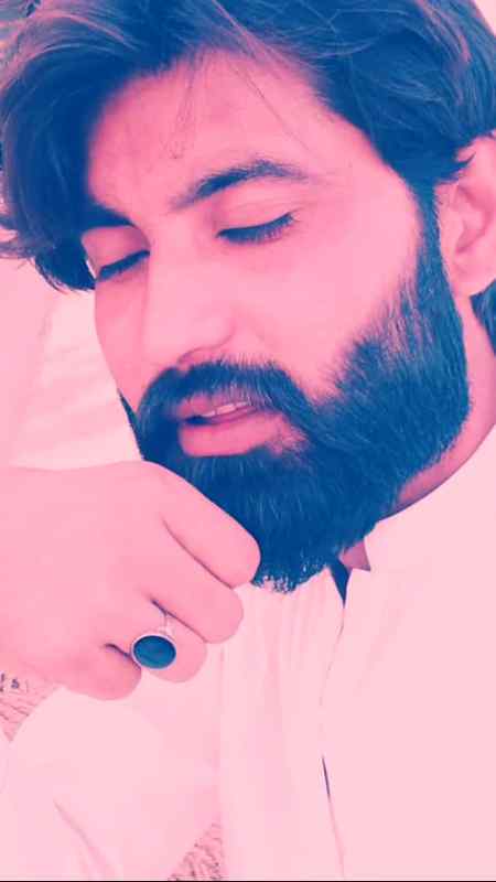 پہلے قہقہوں سے اور اب سوگوں سے۔
میرا دل بھر گیا یہاں کے لوگوں سے۔
😔