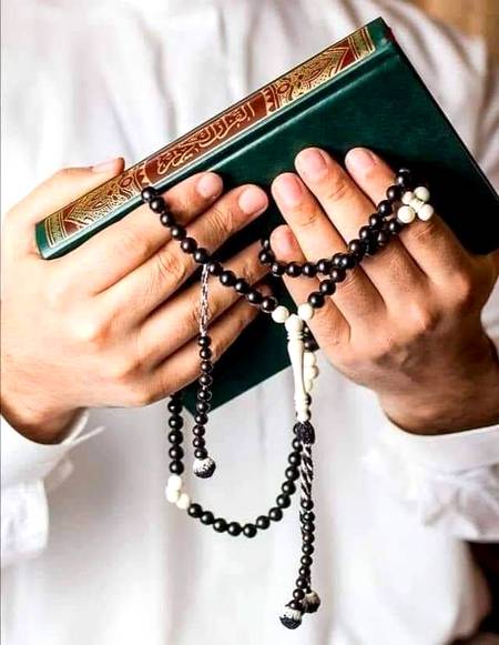 وَلَنَبْلُوَنَّكُـــمْ بِشَـــيْءٍ مِّـــنَ الْخَـــوفْ وَالْجُـــوعِ وَنَقْصٍ مِّـــنَ الأَمْـــوَالِ وَاولاَدِ وَالْأَنفُـــسِ وَالثَّمَـــرَاتِ وَبَشِّـــرِ الصَّابِرِيـــنَ.

*اور ہـــم ضـــرور بالضـــرور تمہیـــں آزمائیـــں گئـــے*
*کچھ خوفـــ اور بھـــوک ســـے اور کچھ مالـــوں اور اولاد ســـے جانـــوں اور پھلـــوں کے نقصـــان ســـے،*
*اور (اے حبیب!) آپـــ (ان) صبـــر کرنـــے والـــوں کو خوشخبـــری سُنـــا دیـــں۔ (البقـــــرہ، 2: 155)*