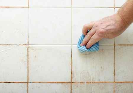 ہر طرح کا فرش چمکائیں صرف 5 منٹ میں کچن اور واش روم کی ٹائیلوں کی بہرین صفائی کا ذبردست طرہقہ ابھی آزمائیں اور گھر کے تمام فرش چمکائیں



گھر کی ٹائلیں اور فرش بھی آپ سے وقت مانگتے ہیں کہ ہمیں بھی ایک نظر تو دیکھا جائے، اب صفائی تو آپ لازمی ہی کرتی ہوں گی گھر کی لیکن فرشوں اور ٹائلوں کی ضدی میل سے پریشان ہیں تو ابھی بس آزمائیں یہ طریقہ جس کے استعمال سے آپ اتنا اطمینان بخش نتیجہ حاصل کریں گی کہ روزانہ اسی طرح گھر کی ٹائلوں اور فرشوں کو چمکانے لگیں گی! طریقہ: ٭ آدھی بالٹی میں نیم گرم پانی لیں اس میں چار چمچ سفید سرکہ، تین چمچ برتن دھونے والا محلول، تین چمچ سرف، چار چمچ نمک، دو لیموں کا رس اور آخر میں کپڑوں میں ڈالنے والا نیل دو چمچ ڈالیں اور اس کو اچھی طرح ہلالیں۔ ٭ کسی بھی موٹے کپڑے یا تولیے کو اس محلول میں اچھی طرح ڈبوئیں و