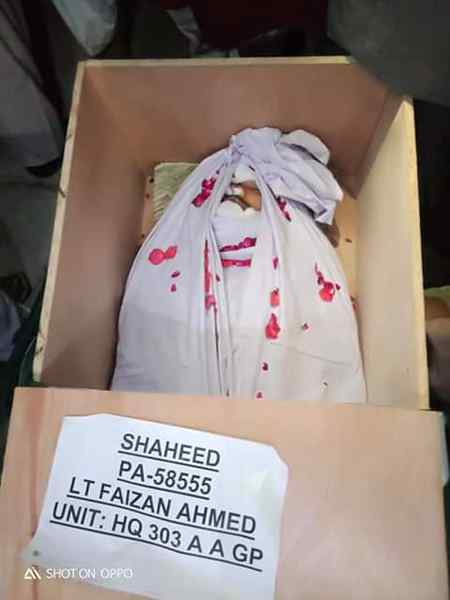 Lieutenant Faizan Ahmed Shaheed Last Sight...May Allah Bless him and give him high rewards in Jannah and give his family patience to bear this loss...💔💔💔...Tumain watan ke hawaii salam kahte hn...❤