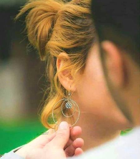 -"بیچ کر گندم ،__کھائی گھر سے گالیاں🙄😏 

-"لایا ہوں آپ کے لیئے ســـونے کی بالیاں🙈😘