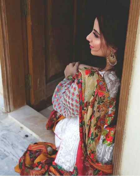 نظر سے دور ہو کر بھی وہ تیرا روبرو ہونا_
کسی کے پاس ہونے کا سلیقہ ہو تو ایسا ہو