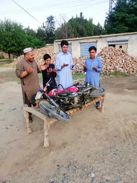 پٹرول کے قلت کی وجہ سے موٹر ساٸکل کو کرونا ہو گیا چل بسا