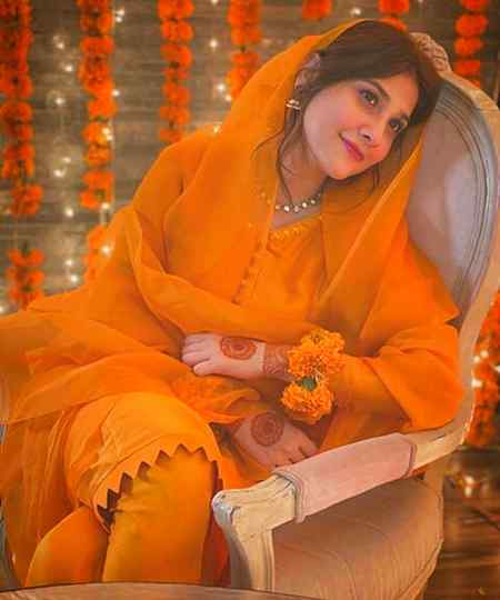 Hina altaf mayon lOok