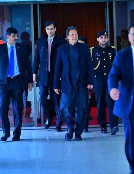 Sardar: tum pathano ne kabhi koi Qabil-e-fakhar kaam bhi kia hai?
Pathan: oye tum ko pata hi nhai hai..
Pakistan men pehla world cup kon laya?
imran khan,