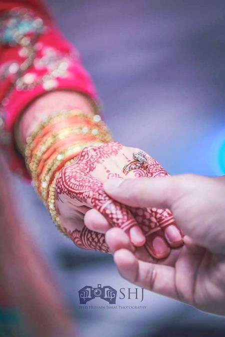 لڑکیوں کے ہاتھ میں مہندی اچھی لگتی ہے
اور لڑکوں کے ہاتھ میں مہندی والے ہاتھ