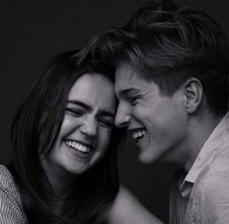 _اسے ہنستے دیکھ کر کہیں کھو جاتا ہوں میں _🌸🔥 - H∆mzıı.. 🤹♂️�