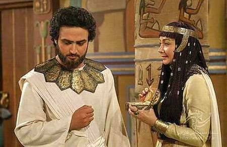 ﺯﻟﯿﺨﺎ ﮐﮯ ﻋﺸﻖ ﻧﮯ ﯾﮧ ﺭﺍﺯ ﮐﮭﻮﻻ 
ﺻﻨﻢ ﺣﺴﯿﻦ ﮨﻮ ﺗﻮ ﻧﯿﺖ ﺑﺪﻝ ﮨﯽ ﺟﺎﺗﯽ ﮨﮯ