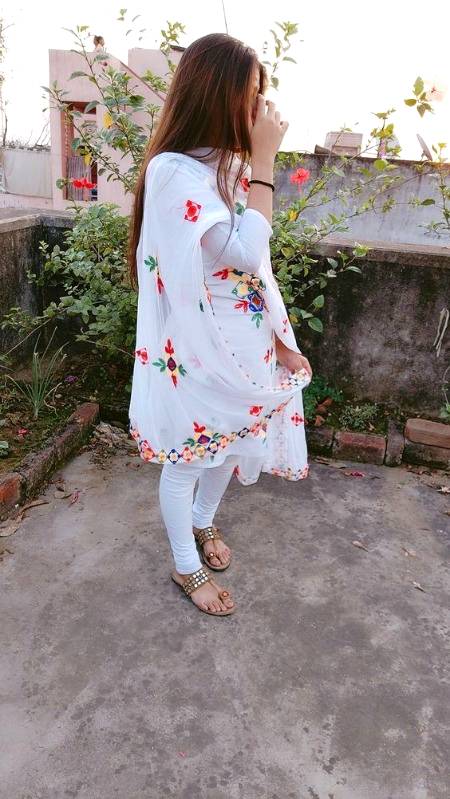چلو چھوڑو دنیا داری کو اچھا یہ بتا__!! خود سے نظریں تو ملا لیتے ہو نا
