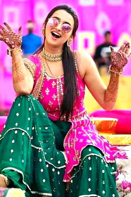 جاتے جاتے مجھے دیکھ کر گیا
جس کی تجھ سے امید نہ تھی تو وہ کام کر گیا