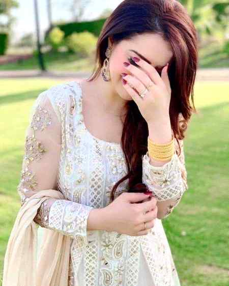 کہتے ہیں خوبصورت لوگوں کو
 دیکھنے سے عمر بڑھتی ہے.
اب پتا نہیں آپ  کے پاس میری تصویر ہے کہ نہیں.