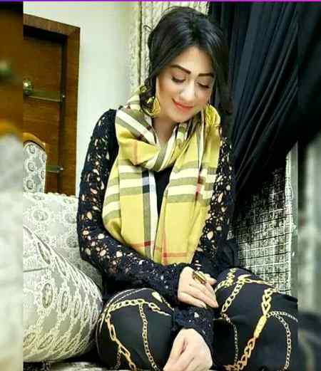 کیسے کروں بھروسہ غیروں کے پیار پہ ... یہاں اپنے ہی لیتے ہیں مزہ اپنوں کی ہار پے