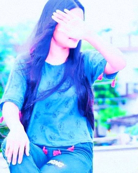 Jo dil k Aaine mein ho wohi hai pyar k Qabil.
Wrna Deewar k Qabil to har tasweer hoti hai...