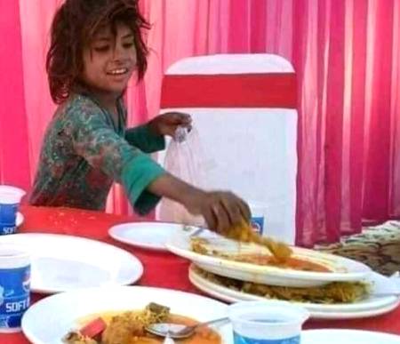 *خوشی کی انتہا دیکھوں یا صبر و شکر کی حد,* *یہ معصوم بچی پلیٹ میں چھوڑے ہوئے رزق پر بھی خوش ھے۔* *اللہ پاک اپنے خزانوں سے ان مستحق لوگوں کو وسیع رزق عطا فرمانا!! اور ہمیں بھی انکی مدد کرنے کے کی توفیق عطا فرما*آمین