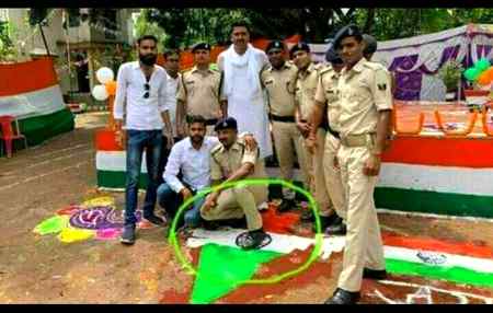 انکى فوج پاکستان سے 20% ذیاده بڑى هے.انکى آدهى فوج کہتى هے کهانا اچها نہی ں ملتا , آدهى کہتى هے بِنا ٹریننگ کے آپریشن پر بهیج دیا جاتا هے,آدهى کہتى هے زبردستى همیں فوجى بنایا جاتا هے , دنیا کادوسرا ملک هے جس کى فوج سب سے ذیاده سوسائٹ ریٹ پر هے...آدهى کہتى همیں وردى نہیں ملتى..ایک هى وردى رهتى هے.... آدهى جاسوس بن کے آتى هے اور پاکستان کى اجینسى "آئى ایس آئى " کے هاتھ چڑھ جاتى هے..اور آدهى کا حال تو ى هے. .اپنے هى ملک پر پاؤں رکھ کربیٹهى هے......او بهائى جنگ کون کرے گا پهر...