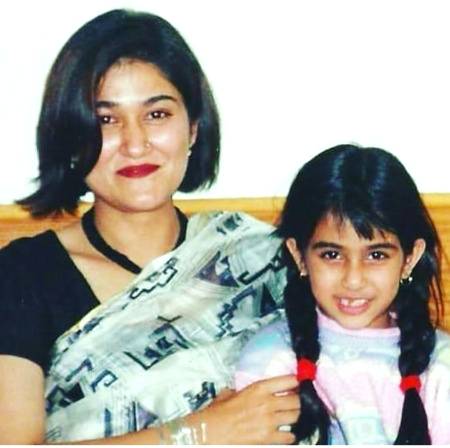 Irsa Ghazal with her sister Ushna shah