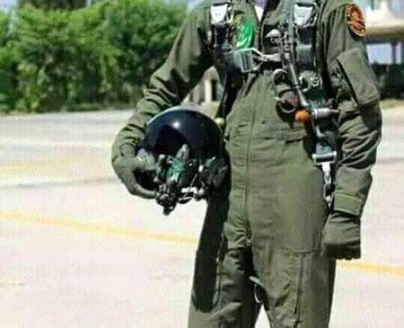 🍂میرے قرب سے میرے وجود تک
اسےاختلاف تو سدا کا تھا... 
میرےغم سے میرے جنون تک
یہ فاصلہ بس انا کا تھا... 
میری زندگی سے میری سانس تک
وە فلسفہ بس دعا کا تھا... 
میری بات سے تیرے ذکر تک
اک سلسلہ جو ھوا کا تھا... 
میری حقیقت سے میرے خواب تک وە بے 
میرے وہم سے میرےگمان تک
اک مر حلہ وفا کا تھا...
یہ معاملہ بس خدا کا تھا..🍂