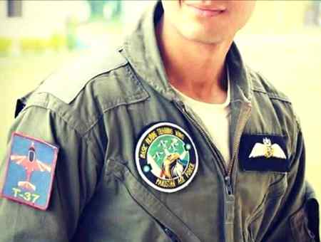 سمجھ نہیں آتا واسطہ کیا هے ان سے هماره.
جب آتے ہیں تو دل کى دهڑکنیں الجھ جاتى ہیں.