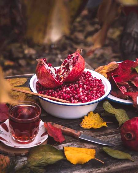 عربی کہاوت ہے
جو تم سے محبت کرے گا وہ تمھیں انار کے دانے نکال کے دے گا...