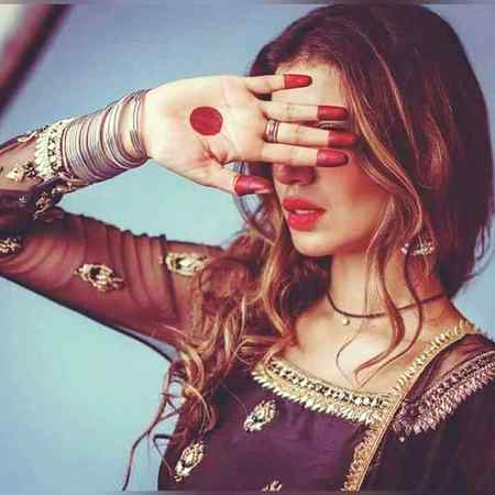 اُدھر سے چاند تم دیکھو ، اِ دھر سے چاند ہم دیکھیں

 نگا ہیں یوں ٹکرائیں کہ دو دلوں کی عید ہو گئی۔