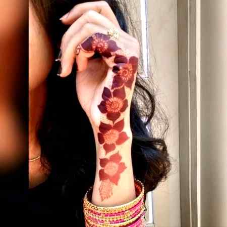 *سنا ہے ہاتھوں پے مہندی رچاۓ پھرتی ہے*

*جو کہتی تھی بچھڑے تو نبض کاٹ لوں گی...!!!*

😘🙈✌.