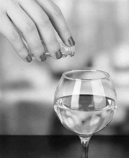 زہر کا ذاٸقہ ۔۔ نہیں ہوتا
زہر کی داستان ہوتی ہے