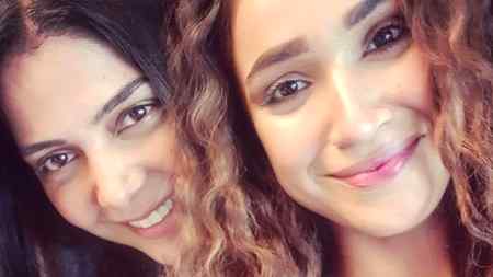 حدیقہ کیانی ایک منجھی ہوئی گلوکارہ کی حیثیت سے پہچانی ہی جاتی ہیں لیکن اب اداکارہ فریال محمود نے ان کے مداحوں کو خوشخبری سنائی ہے کہ حدیقہ کیانی ڈرامہ سیریل"رقیب" سے اداکاری کا آغاز کر رہی ہیں انسٹاگرام پر فریال محمود نے حدیقہ کیانی کے ساتھ تصویر شیئر کرتے ہوئے لکھا"اب تک کا سب سے بڑا سرپرائز"____حدیقہ کے لئے اپنی پسندیدگی کا اظہار کرنے والی فریال محمود نے لکھا میں ہمیشہ سوچتی تھی کہ کہ وہ بطور انسان کیسی ہونگی میں آپ جیسے کسی انسان کو جاننے پر خوشی بیان نہیں کر سکتی فریال کے مطابق اس ڈرامے میں حدیقہ کا ایک نیا انداز دیکھنے کو ملے گا اس سے قبل اداکارہ اقراء عزیز نے انسٹاگرام پر پوسٹ میں اعلان کیا تھا کہ ان کا نیا آنے والا ڈرامہ رقیب سے ہو گا یہ ڈرامہ ایوارڈ یافتہ ڈرامہ نگار بی گل نے تحریر کیا ہے جبکہ ہدایت کار کاشف نثار ہیں