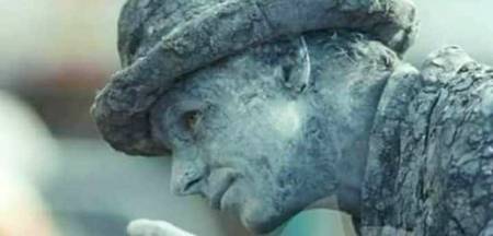 ﭨﻬﻮﮐﺮﻭﮞ ﮐﮯﻧﯿﻞ ﮨﯿﮟ ﻣﺠﮫ ﭘﺮ ﺳﻮ ﺍﺏ
ﻣﯿﮟ ﻋﺎﻡ ﭘﺘﻬﺮ ﻧﮩﯿﮟ ﺭﮨﺎ ﻧﯿﻠﻢ ﮨﻮﮔﯿﺎ ﮨﻮﮞ