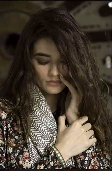 تمہیں تو لاکھ تک ہی آتی ہے گنتی 😒💔
کروڑوں خامیاں ہیں مجھ میں 🥀🥀