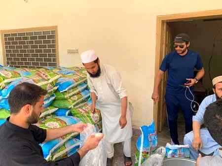 شاہد آفریدی آپنے آبائی گاؤں میں راشن تقسیم کرتے ہوئے ہیں