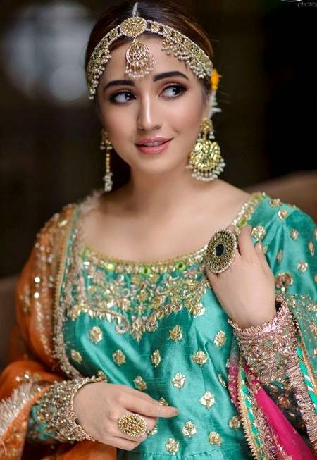 ﮐﺴﯽ ﮐﯽ ﺧُﻮﺷﻨﻤﺎ ﺁﻧﮑﮭﻮﮞ ﭘﮧ ﻭﺍﺭ ﺩُﻭﮞ ﺧُﻮﺩ ﮐﻮ ....
ﮐﺴﯽ ﮐﯽ ﺩِﻟﻨﺸﯿﮟ ﺑﺎﺗﻮﮞ ﮐﻮ ____ ﻣﯿﺮﯼ ﻋُﻤﺮ ﻟﮕﮯ .