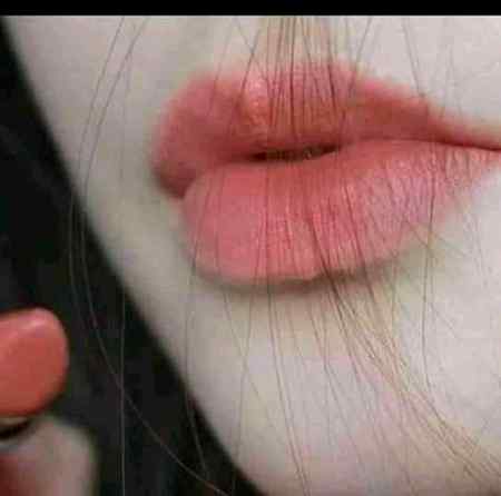 ہونٹوں کی ہنسی کو نہ سمجھ حقیقت زندگی 

دل میں اتر کے دیکھ کتنے ٹوٹے ہوئے ہیں ہم