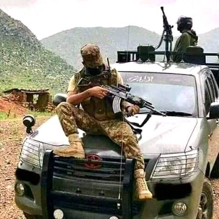 Hum kisi ka nakhry bardash nai krty dost ka badly dOsst warna khuda hafiz