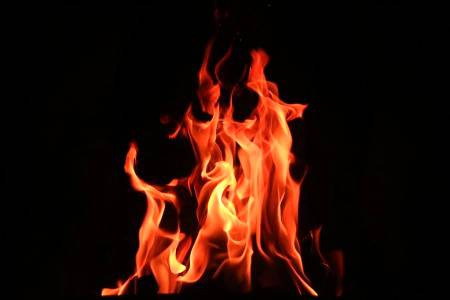 🔥 *خشک* *ایڑیوں* *کو* *عذاب* 🔥

💥  *سیدنا عبد اللّٰه بن عمرو رضی اللّٰه عنہما سے روایت ہے کہ ایک سفر میں نبی کریم صَلَّى اللّٰهُ عَلَيْهِ وَسَلَّم ہم سے پیچھے رہ گئے،پھر آپ نے ہمیں  پا لیا جبکہ* *عصر کا وقت ختم ہو رہا تھا ہم وضو کرنے لگے* *اور* *جلدی جلدی پاوں پر ہاتھ پھیرنے لگے،آپ صَلَّى اللّٰهُ عَلَيْهِ وَسَلَّم نے دو یا تین بار بلند آواز سے فرمایا:  خشک ایڑیوں* *کے* *لیے* *آگ* *کا* *عذاب* *ہے* ۔  
(صحیح البخاری: 96)  

💥  *ایک* *شخص* *نے* *وضو* *کیا* *اور اپنے قدم پر ناخن کے برابر جگہ خشک چھوڑ دی۔نبی اکرم صَلَّى اللّٰهُ عَلَيْهِ وَسَلَّم  نے اسے دیکھ کر فرمایا: "واپس جا اور اچھی طرح وضو کر* ۔" 
(صحیح مسلم: 243)