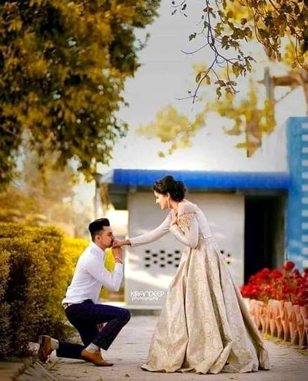 بس ﺍِﮎ ﺷﺨﺺ ہی ﮐﻞ ﮐﺎﺋﻨﺎﺕ ﮨﻮ ﺟﯿﺴﮯ💖
ﻧﻈﺮ ﻧﮧ ﺁئے ﺗﻮ ﺩﻥ ﻣﯿﮟ بھی ﺭﺍﺕ ﮨﻮ ﺟﯿﺴﮯ💖
ﺍﺱ ﻛﻰ ﻳﺎﺩ ﻛﻰ ﻳﮧ بھی ﺗﻮ ﺍِک ﻛﺮﺍﻣﺖ ہے💖
ہزﺍﺭ ﻣﻴﻞ ﭘﮧ ہو ﻛﮧ بھی ﺳﺎتھ ہو ﺟﻴﺴﮯ💖