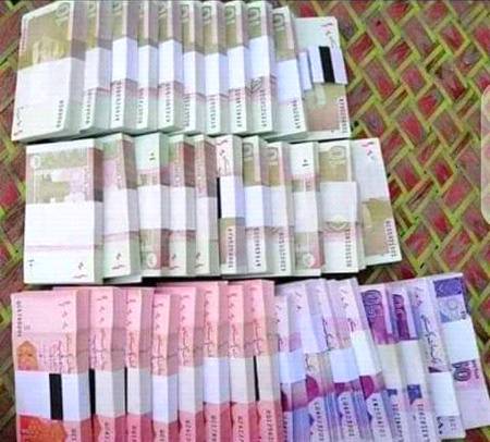 یہ لیں میری طرف سے عید کا خرچا(عیدی) بعد میں مجھ سے کوئی گِلا مت کرنا