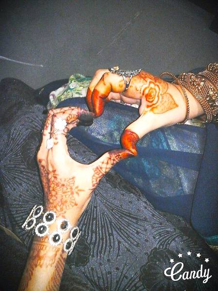 میں جانے والوں کو پہلے ہی بھانپ لیتی ہوں میں جانتی ہوں کہاں, کس نے, کب بچھڑنا ہے 
Um e Hani