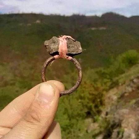 ﺍﺱ ﻟﮍﮐﮯ ﮐﺎ ﺩﮐﮫ ﺑﮭﻼ ﺗﻢ ﮐﯿﺎ ﺳﻤﺠﮭﻮ ﮔﮯ
ﺟﺴﮯ ﻣﺤﺒّﺖ ﮔﮭﯿﺮ ﻟﮯ ﺍﻭﺭ ﻭﮦ ﺑﮯ ﺭﻭﺯﮔﺎﺭ ﮨﻮ