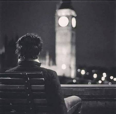 ارادہ روز کرتا ہوں مگر کچھ کر نہیں سکتا
میں پیشہ ور فریبی ہوں محبت کر نہیں سکتا

برے ہوں یا کہ اچھے ہوں مجھے اِس سے نہیں مطلب
مجھے مطلب سے مطلب ہے میں تم سے لڑ نہیں سکتا

یہاں ہر دوسرا انساں خدا خود کو سمجھتا ہے
خدا بھی وہ کہ جو اپنی ہی جھولی بھر نہیں سکتا

میں تم سے صاف کہتا ہوں مجھے تم سے نہیں الفت
فقط لفظی محبت ہے میں تم پہ مر نہیں سکتا

محبت کی مسافت نے بہت زخمی کیا مجھ کو
ابھی یہ زخم بھرنے ہیں میں آہیں بھر نہیں سکتا

بھلے میں نے نہیں چاہا مگر تم نے تو چاہا ہے
تمہاری یاد کو دِل سے تو باہر کر نہیں سکتا

نا جانے آدمی کیوں آدمی سے خوف کھاتا ہے
جو اپنے رب سے ڈرتا ہو کسی سے ڈر نہیں سکتا

ارے او عشق!!! چل جا کام کر کس کو بلاتا ہے؟
حُسن بازار میں بکتا ہے سولی چڑھ نہیں سکتا

یہاں ہر ایک چہرے پر الگ تحریر لکھی ہے
میری آنکھوں میں آنسو ہیں ابھی کچ