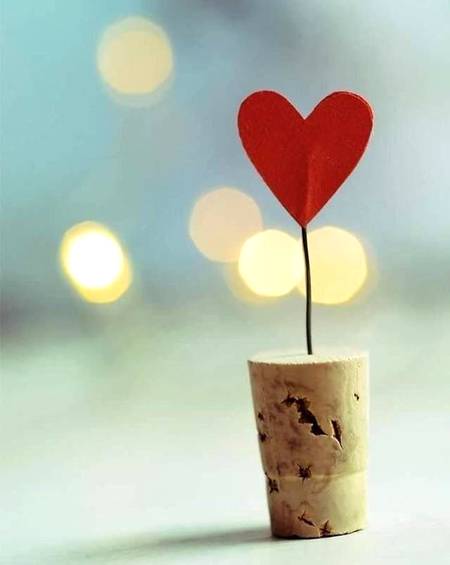 ```جس طرح ذروں کے ملنے سے اینٹیں اور اینٹوں کے ملنے سے دیوار اور دیواروں کے ملنے سے عمارتیں بنتی ہیں بالکل اس طرح چھوٹی چھوٹی نیکیوں سے بڑے بڑے کام بنتے ہیں ، کسی پیاسے کو پانی پلانا، بھوکے کو کھانا کھلانا، اندھے اور ضعیف کو سڑک پار کروانا، مانگنے والے کو خالی ہاتھ واپس نہ لوٹنے دینا، کسی نحیف و ضعیف سے بنا ضرورت کے چیزیں خریدنا، عزت و احترام سے دیکھنا، بڑوں کا ادب و احترام کرنا، چھوٹوں پر شفقت کرنا، یہ وہ چھوٹی نیکیاں ہیں جو انسان راہ چلتے حاصل کر سکتا ہے...!!!!```