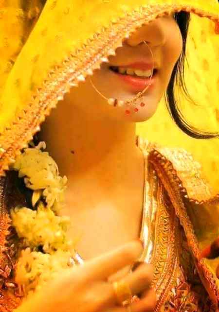 بڑے زوروشورسے چل رہاہے کاروبار محبت 
کہیں چاہتیں بک رہی ہیں کہیں لوگ بدل رہے ہیں۔