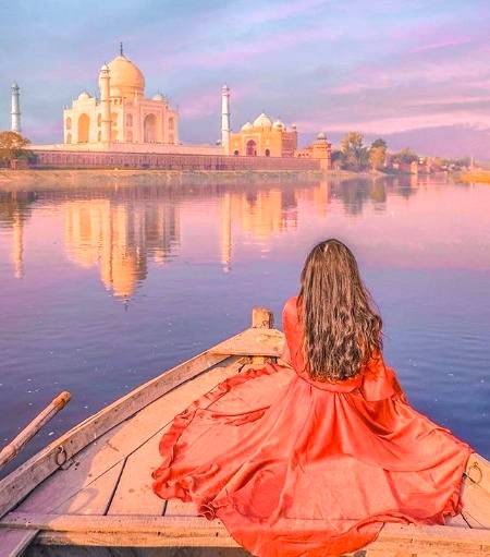 ہم سے تعلق رکھو طبیعت ٹھیک رہے گی
ہم وہ حکیم ہیں جو لفظو سے علاج کرتے ہیں.