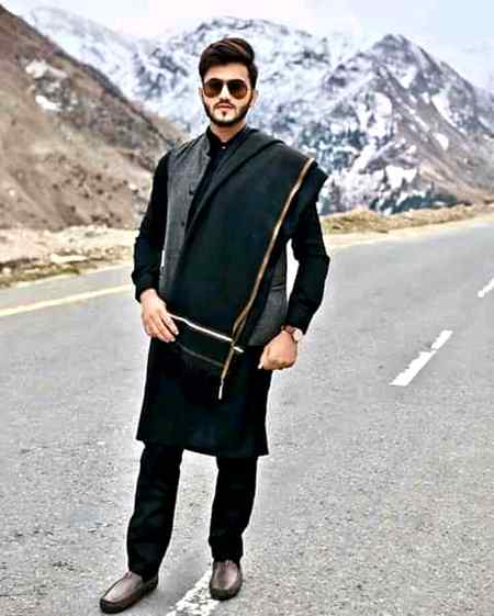 تجھے یوں سمیٹ کر رکھوں میں خود میں,_____JuTt,,🥀

تیری خوشبو بکھرے بھی تو میری حدوں میں,