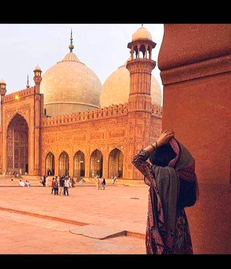 عورت کی عزت  پردہ، حجاب اور سر پر چادر کرواتی ہے میں نے مردوں کو احتراما ایسی خواتین کیلئیے رستہ دیتے اور نظریں جھکاتے دیکھا ہے____💯✨❤️⚡💞