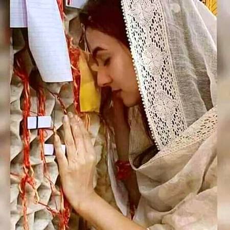 میں مانتی ہوں شریعت میں آنکھ کا پردہ
مگر وہ شخص مری آنکھ کی ضرورت ہے! ❤