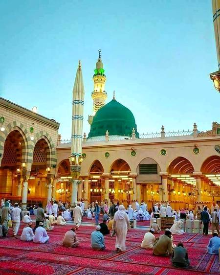 عشق کی اورکہاں ایسی پذیرائی ہے
آ  اِدھر آ، یہ مدینے سے صدا آئی ہے۔۔۔!

وُسعَتُوں کو تِریﷺ رَحمت نے دیا ہے مفہوم
قُربِ قَوسین، تِرےﷺ اَوج کی انگڑائی ہے۔۔۔!!!

❤ ﺻﻠﯽ ﺍﻟﻠﮧ ﻋﻠﯽٰ ﺣﺒﯿﺒﮧ ﻣﺤﻤِّﺪ ﻭٰ ﺁﻟِﮧ ﻭﺳﻠﻢ❤