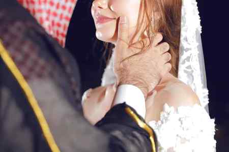 میرے ہونٹوں پہ ہنسی لا سکتی ہو
کیا تم میرے لیے سند" آ  سکتی ہو؟؟ 🙈
