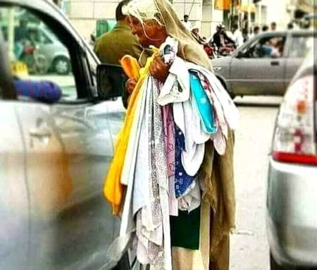 ھزاروں ڈگریاں لے کر علم پر دسترس پاکر 

چھلکتے لفظ آنکھوں سے نہ پڑھ پاٶ تو جاہل ھو